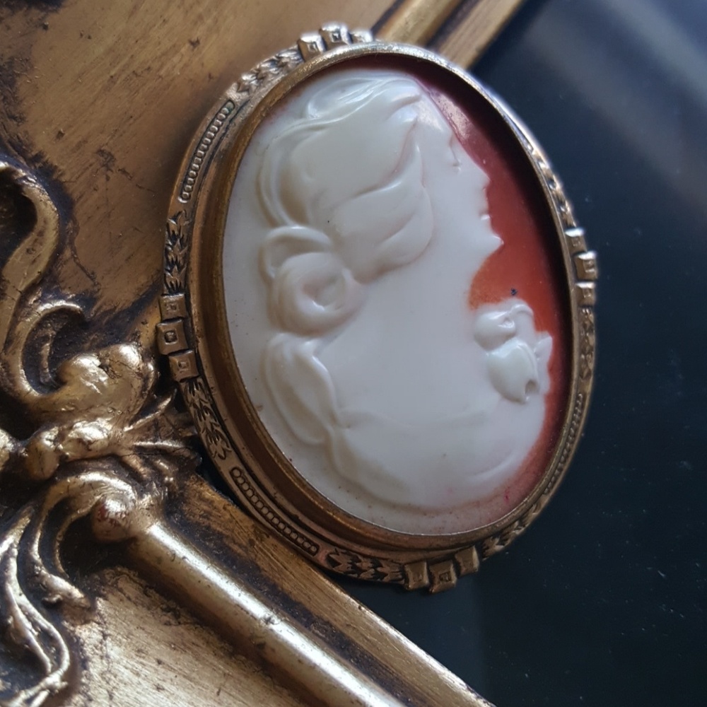 Bakelite Gold Rimmed Cameo ~ Vintage Brooch